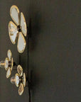 Composition de 3 appliques murales LULE laiton doré en tailles différentes sur mur sombre - création Cosydar
