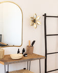 Échelle décorative noire dans une chambre bohème avec miroir et accessoires