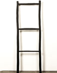 Échelle décorative en bois peint noir artisanale - vue complète sur fond blanc