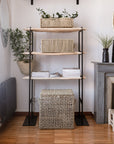 Coffres LINE tressés utilisés comme rangement décoratif sur étagère murale style scandinave avec plantes