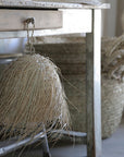 Suspension en feuille de palmier 22cm tressée main, mise en scène atelier