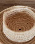 Set de 2 petites paniéres tressées en Raphia Naturel posés sur un plateau en bois