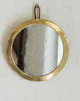 Petit miroir artisanale en laiton accroché au mur