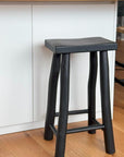 Détail tabouret de cuisine en bois massif noir peint mat
