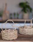 Anses tressées en corde de palmier sur corbeille artisanale faite main
