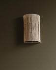 Applique murale SAIKO raphia naturel tressage vertical cylindrique vue de trois quarts - création Cosydar
