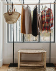 Banc bois eucalyptus en situation dans une entrée avec portant vêtements
