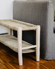 Banc bohème avec étagère de rangement dans un salon naturel