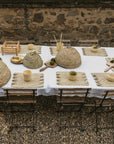 Cloche à mouches tressée sur table méditerranéenne fibre naturelle