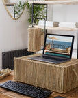 Coffre LINE multifonction en fibre naturelle servant de support pour ordinateur portable sur un bureau moderne
