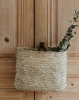 Panier suspendu doum artisanal avec fleurs séchées, décoration murale bohème - COSYDAR