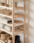 Étagère échelle meuble rangement bois brut naturel avec paniers et linge de lin, style méditerranéen — Cosydar-Déco