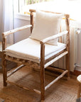 Fauteuil NAMA avec coussin blanc, vue de trois quarts en extérieur