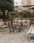 Salon de jardin en bois brut d'Eucalyptus NAMA — canapé, fauteuils et tables basses sur terrasse gravillon