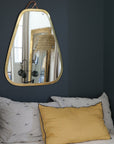 Trés grand miroir 90cm fait main en laiton mis en situation dans une salon