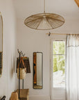 Miroir artisanal en métal noir dans un chambre lumineuse avec la tringle COSYCHIC et le rideau en lin naturel
