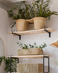 Panier rangement bohème avec plaids et coussins déco