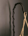 Détail bras crochet du pied de lampe TEKU en métal noir mat avec suspension tressée en fibre naturelle — création Cosydar