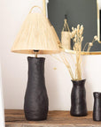 Lampe à poser TANA SCULPT grès noir sculpté et raphia conique – console bohème artisanale – Cosydar