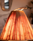Lampe TANA bois raphia conique allumée – lumière chaude et tamisée – Cosydar