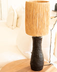 Lampe de chevet artisanale TANA NOIR – base grès noir organique abat-jour raphia filé chambre