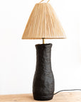 Lampe à poser artisanale TANA SCULPT grès noir sculpté et abat-jour raphia conique – Cosydar