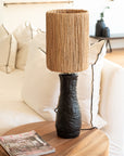 Lampe de table KANO SCULPT grès noir sculpté corde de palmier – salon bohème naturel – Cosydar