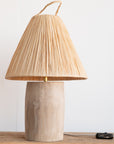 Lampe à poser artisanale TANA base slim bois naturel et raphia conique – Cosydar
