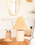 Lampe TANA grès et raphia conique dans un intérieur bohème naturel – Cosydar