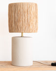 Lampe à poser artisanale TANA grès blanc chaud et abat-jour raphia tressé – Cosydar