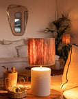Lampe à poser TANA grès raphia tressé allumée – lumière douce et tamisée bohème – Cosydar