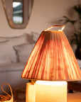 Lampe à poser TANA grès raphia conique allumée – lumière douce et tamisée – Cosydar