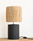 Lampe à poser artisanale TANA grès noir mat et abat-jour raphia tressé – Cosydar