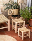 Tabouret marocain artisanal en bois tressé dans une terrasse bohème chic
