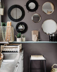 Composition de plusieurs miroirs ronds en raphia noir ou argenté sur un mur d'une cuisine CHIC - COSYDAR