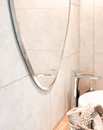 Détail du miroir goutte argenté dans une salle de bain