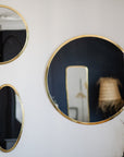 Miroir ovale en laiton doré dans un salon - COSYDAR