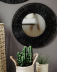 Miroir mural cadre noir tressé en Raphia dans une cuisine ethnique chic - COSYDAR