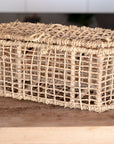 Boite de rangement LINE tressée en corde de Plamier posée sur un plateau en bois COSYDAR