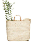 Panier mural tressé en fibre naturelle mis en scene avec des feuilles d'eucalyptus COSYDAR