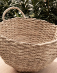 Panier Zen de COSYDAR tressé en corde de palmier posé sur une table dehors