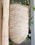 Panier suspendu en feuille de palmier - vue d'ensemble dans un intérieur bohème