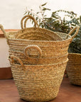 panier avec plantes, autre angle) : "Panier à linge doum naturel fait main avec 2 anses cuir, décoration bohème chic