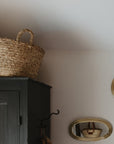 Panier Doum tressé ARTISAN posé sur une armoire pour le rangement et la déco - COSYDAR