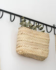 Mini cesta tejida para colgar en la pared