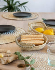 Panière en palmier clair sur table - décoration bohème naturelle fait main