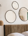 Potence murale TEKU en métal noir et suspension en raphia en lampe de chevet, sous une composition de miroirs ronds – COSYDAR