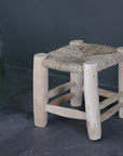 Petit tabouret en bois tressé en feuille de palmier