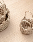 Petites corbeilles artisanales en corde de palmier tressée