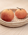 Petite corbeille tressée en raphia avec fruits - utilisation décorative